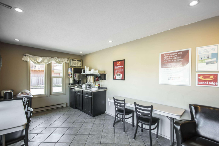 Food & Drinks 5, Econo Lodge Vernon Area, North Okanagan