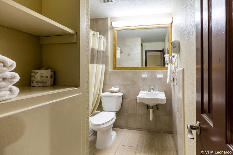 Bathroom 5, Rodeway Inn & Suites Medical Center, Houston