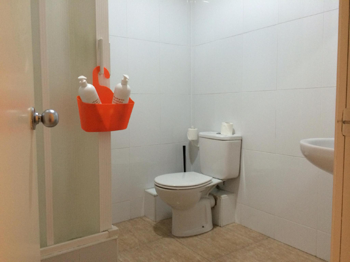 Bathroom 1, Barcelona City North Hostal, Barcelona
