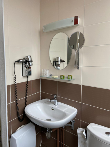 Bathroom 3, Hotel De France - Restaurant L'insolite, Finistère