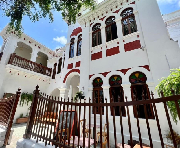 Exterior & Views
