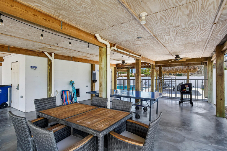 Food & Drinks, Vallie's Villa, Lee