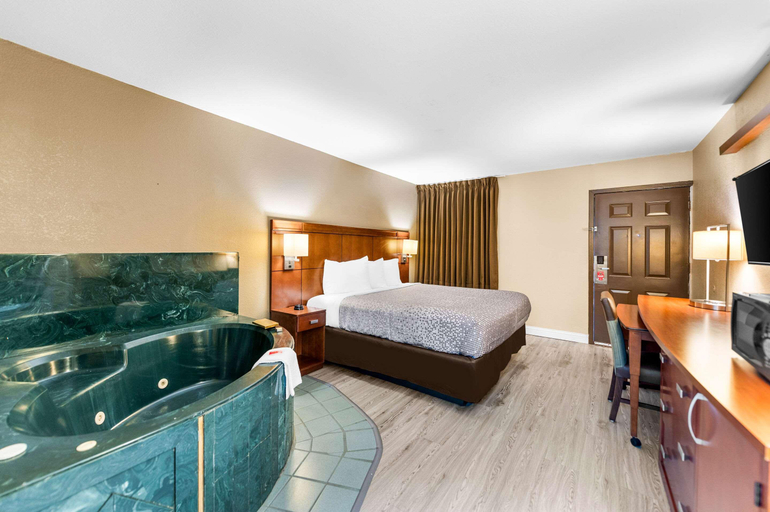 Bedroom 5, Econo Lodge Texarkana I-30, Miller