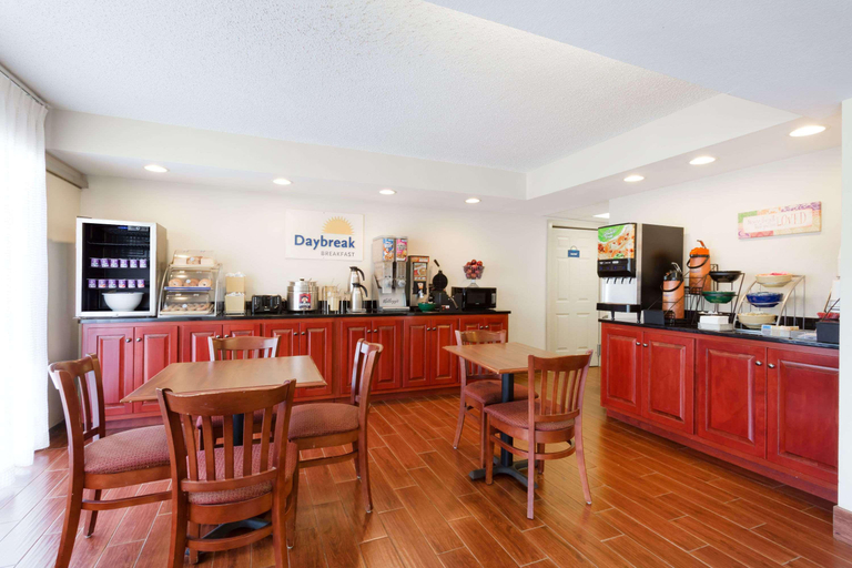Food & Drinks 5, Days Inn by Wyndham Charlottesville/University, Charlottesville