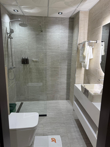 Bathroom, Debolonia Palace Hotel, Wouri