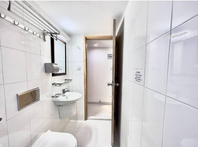 Bathroom 3, 300 sq.ft 7 Cozy Apt with Pool-Gym, Dhaka