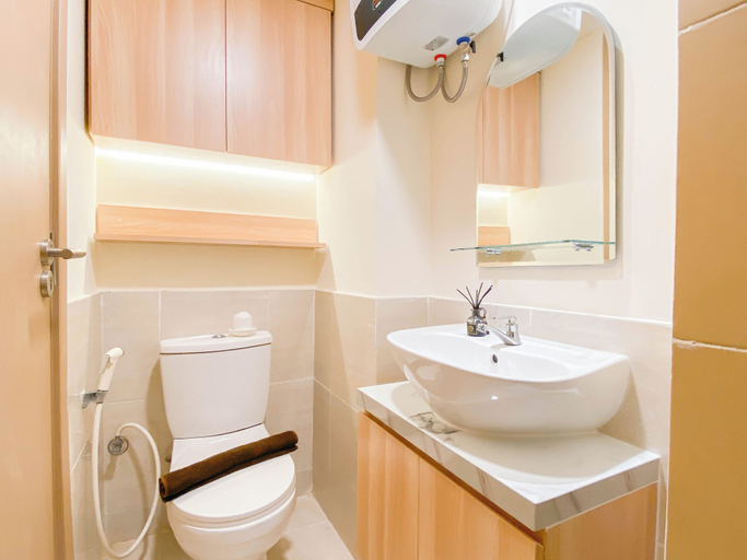 Bathroom 4, Cozy Place and Tidy 2BR Apartment Meikarta, Cikarang