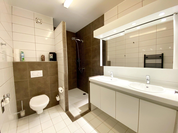 Bathroom, Seaside Serenity Apartment, West-Vlaanderen