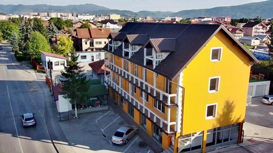 Exterior & Views