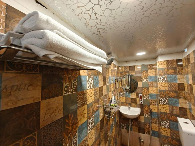 Bathroom 3, kailash pati guest house, Varanasi