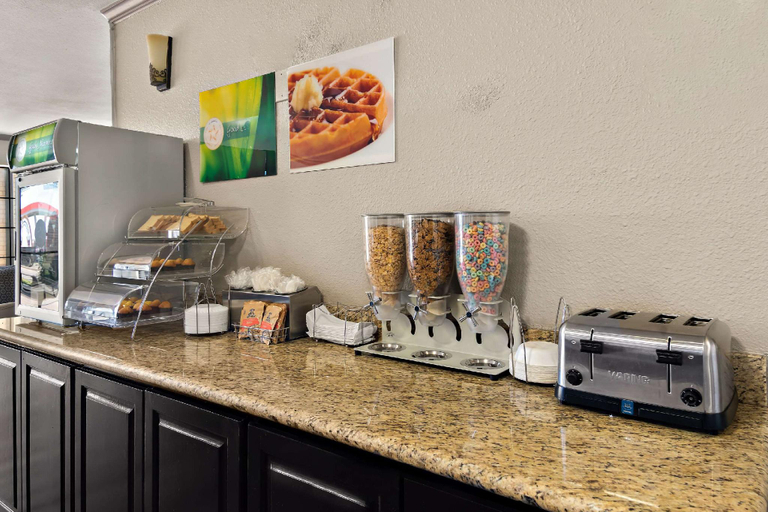 Food & Drinks 5, Quality Inn & Suites Weatherford, Parker