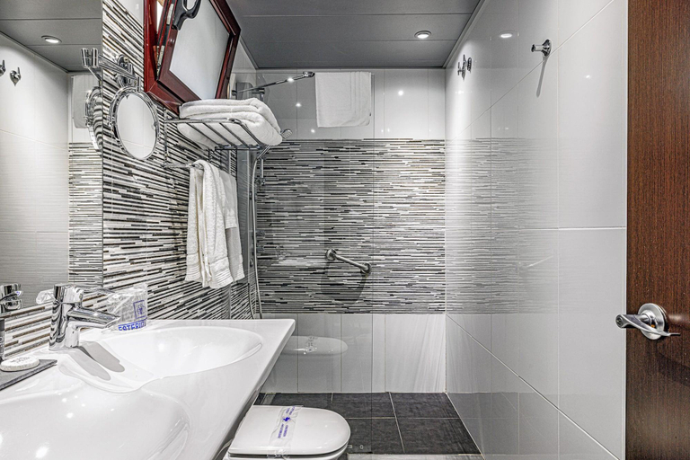Bathroom 4, Hotel Ronda Lesseps, Barcelona