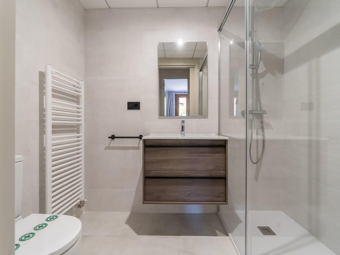 Bathroom 3, Stone Chalet near Benasque and Scenic Lake, Huesca