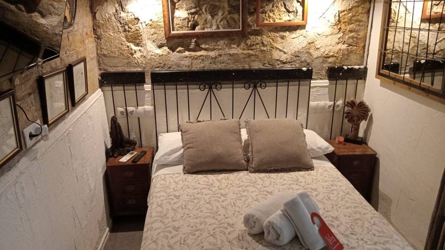 Others 2, House with 9 private rooms, Barcelona