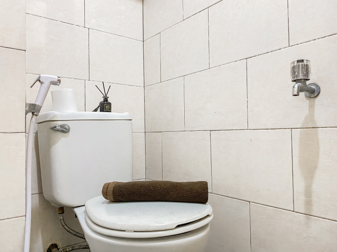 Bathroom 5, Good and Homey Studio Apartment at Margonda Residence 1 By Travelio, Depok