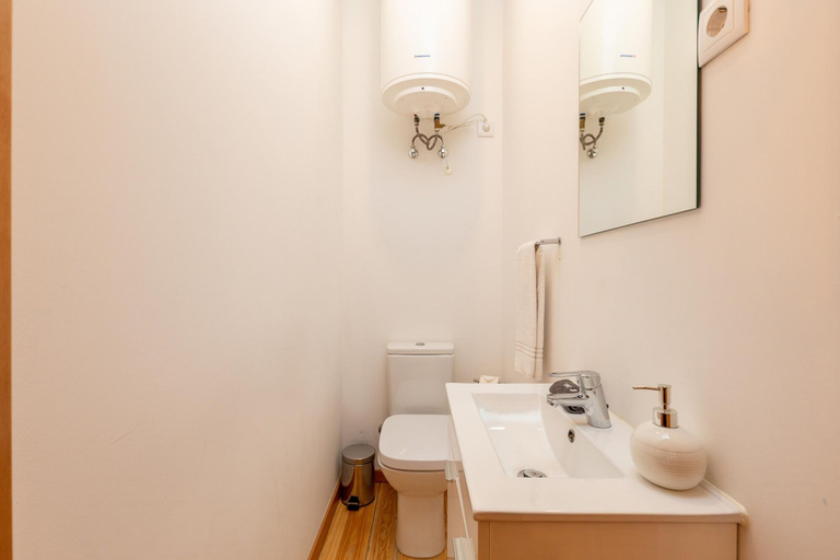 Room 5, Cosy 4 in Oporto With 2 Bedrooms and 1 Bathrooms, Porto