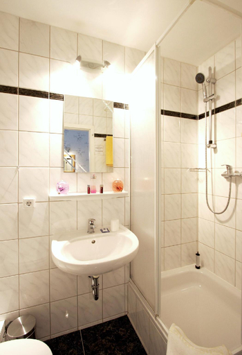 Bathroom 5, Hotel Bellevue am Kurfürstendamm, Berlin