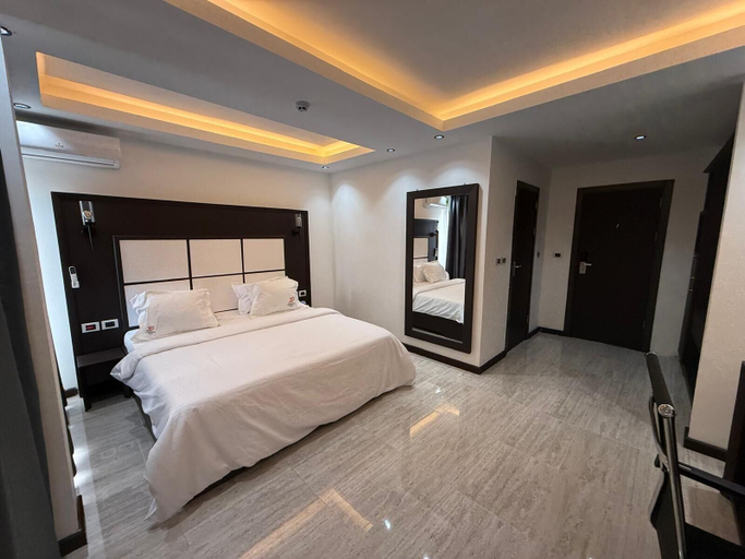 Bedroom 2, Debolonia Palace Hotel, Wouri