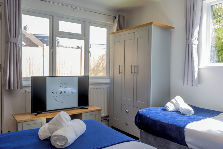 Bedroom 2, Cozy Garden Studio in St Albans, Hertfordshire