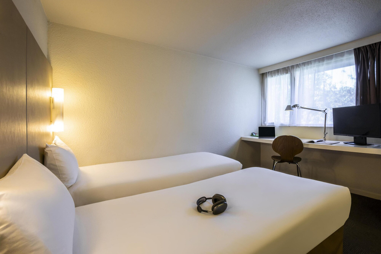 Bedroom 2, Hotel Campanile Nîmes Sud - Caissargues, Gard