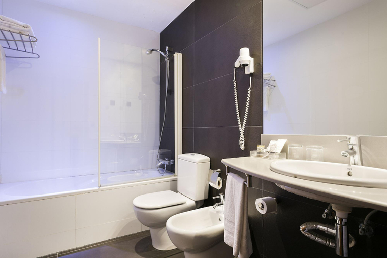 Bathroom 4, California Hotel Barcelona, Barcelona