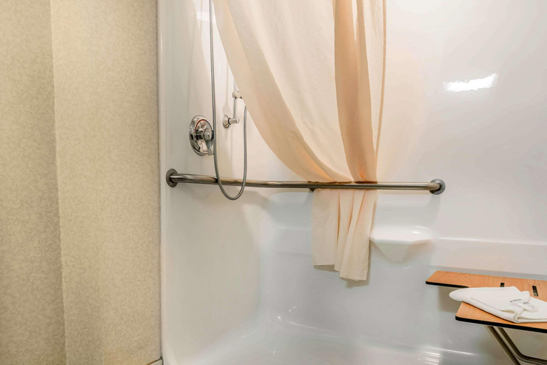 Bathroom, Rodeway Inn & Suites Tomahawk, Lincoln