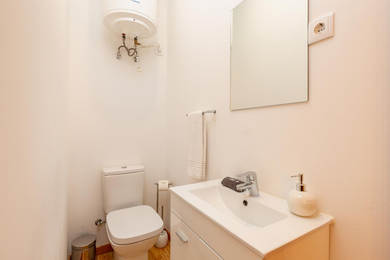 Room 2, Cosy 4 in Oporto With 2 Bedrooms and 1 Bathrooms, Porto