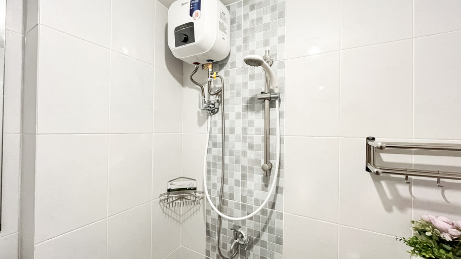 Bathroom 5, White Toned Style 2BR Tokyo Riverside PIK 2 Apartment By Travelio, Tangerang
