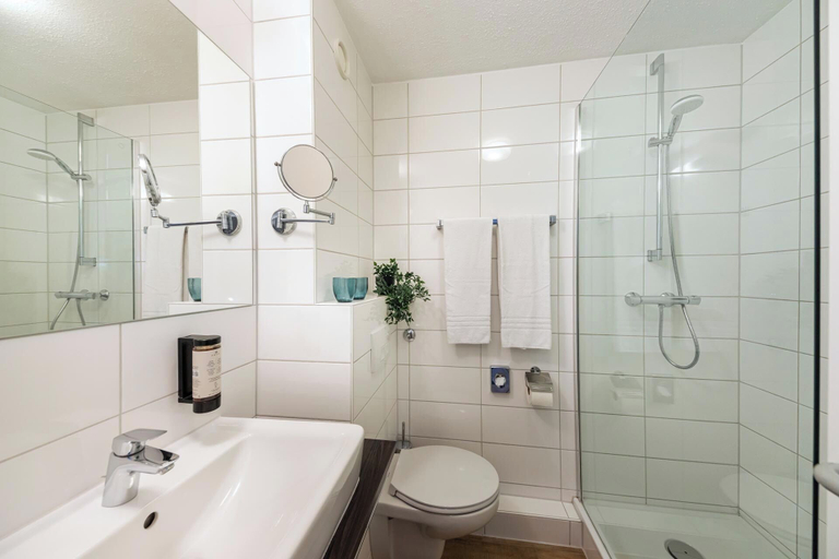 Bathroom 3, Achat Hotel Schwetzingen, Rhein-Neckar-Kreis