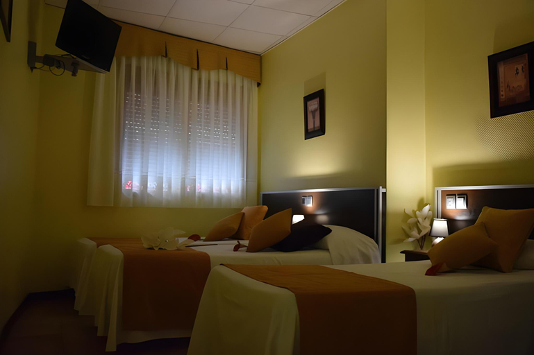 Bedroom 3, Complutense, Madrid