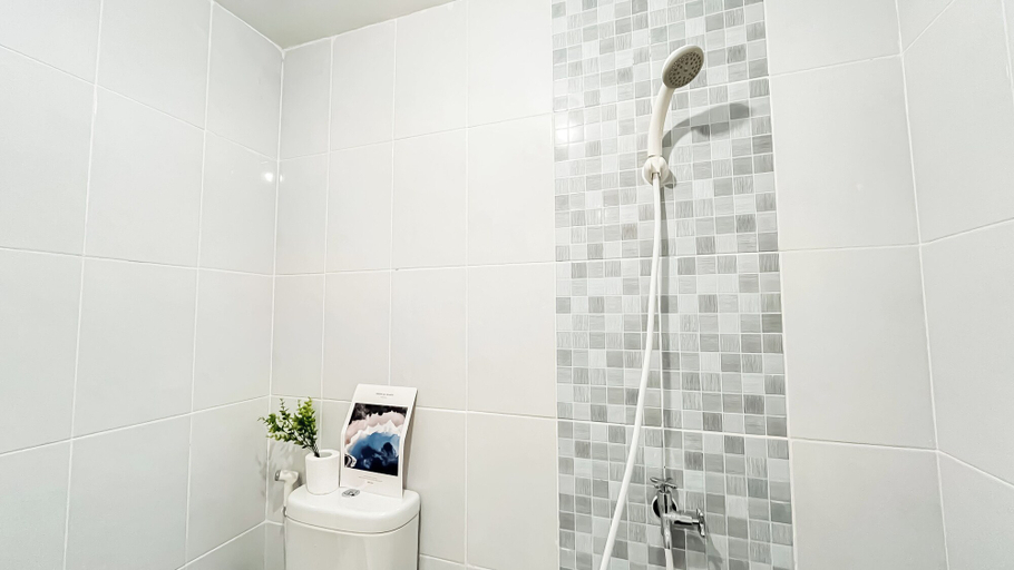 Bathroom 3, Nice and Comfy 2BR at 32th Floor Tokyo Riverside PIK 2 Apartment, Tangerang
