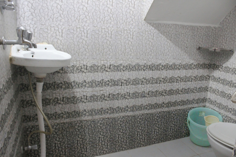 Bathroom, Laugh Tale Hostel, Garhwal