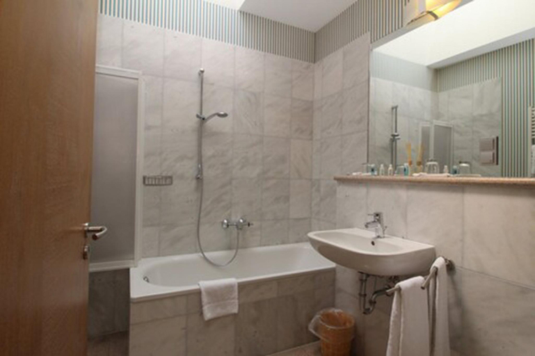 Bathroom 3, Lindemann Hotel, Hildesheim