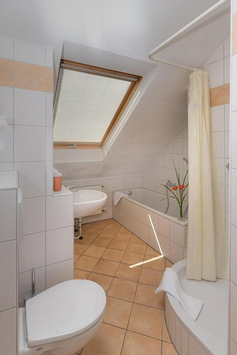 Bathroom 4, Kishotel Am Kurpark, Main-Kinzig-Kreis