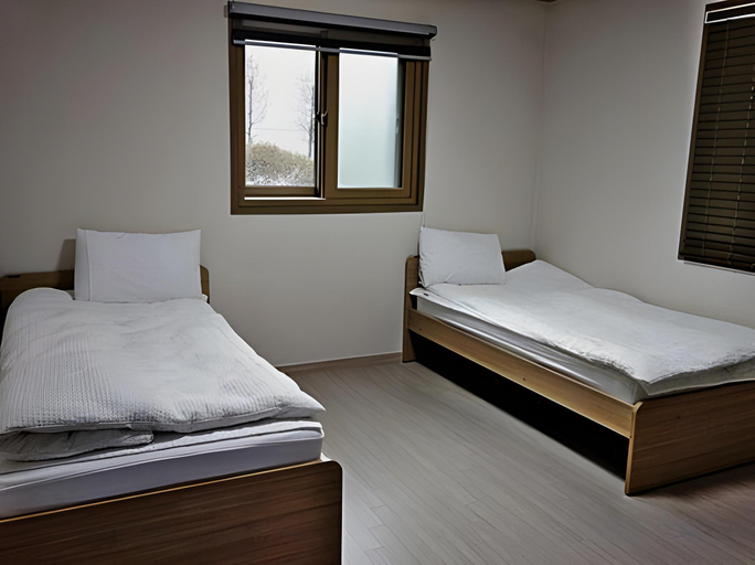 Bedroom 2, Hub Guesthouse, Jung