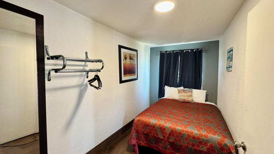 Bedroom 2, Budget Motel, Santa Clara