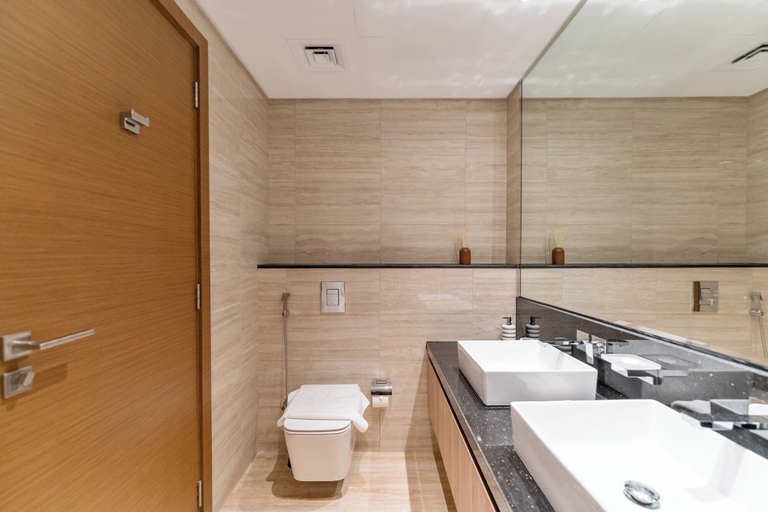 Bathroom 5, 2BR Luxury with Stunning Lake View in Business Bay, Dubai