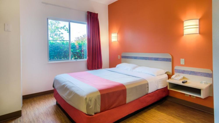 Bedroom 3, Motel 6-Charlotte Carowinds, York