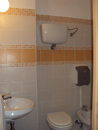 Bathroom 2, Hotel Fontanella, Perugia