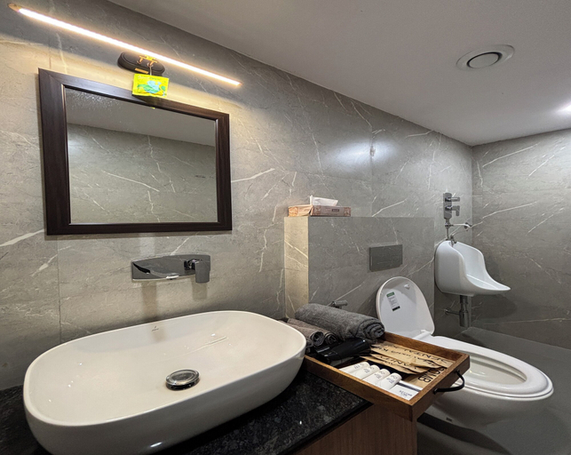 Bathroom 4, Housr Sector 28 Gurgaon Near IFFCO Chowk, Gurgaon