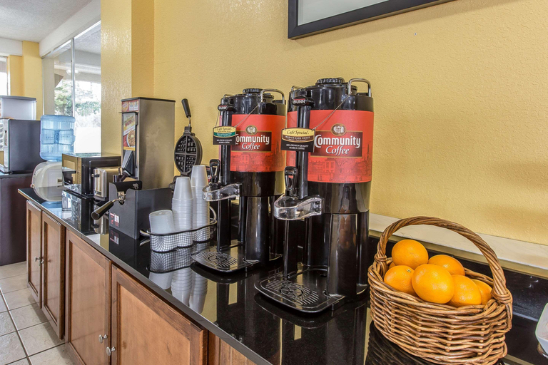 Food & Drinks 4, Econo Lodge (Byron), Peach