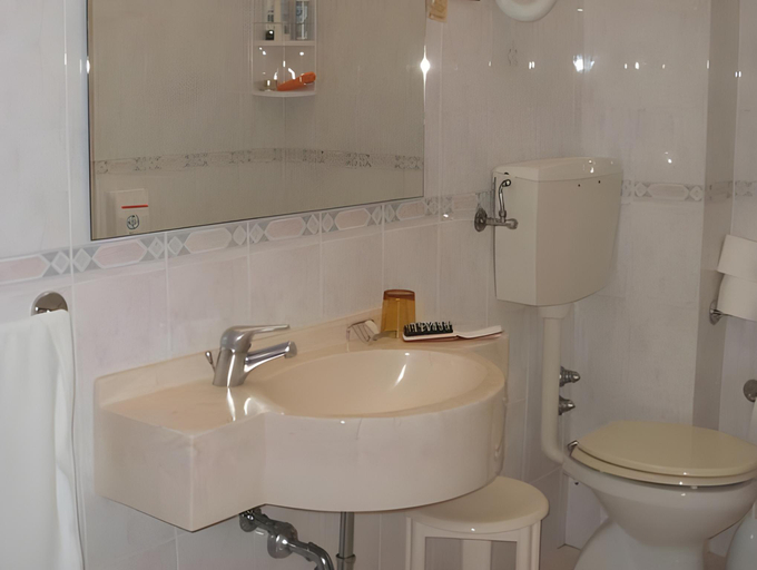 Bathroom 4, Hotel Astor Victoria, Lucca