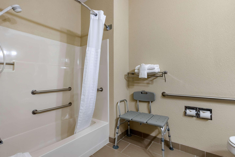 Bathroom 4, Comfort Inn Moline - Quad Cities, Rock Island