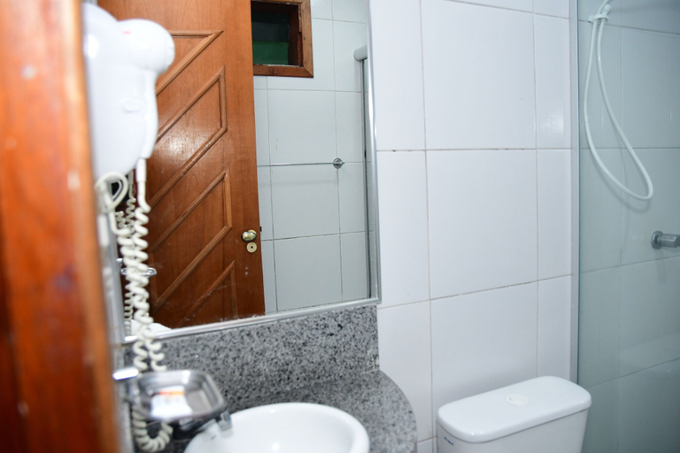 Bathroom 4, Hotel Serrano, Martins
