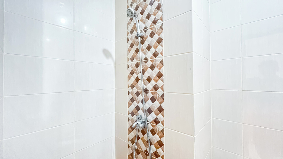 Bathroom 3, Cozy Studio at Dave Apartment, Depok