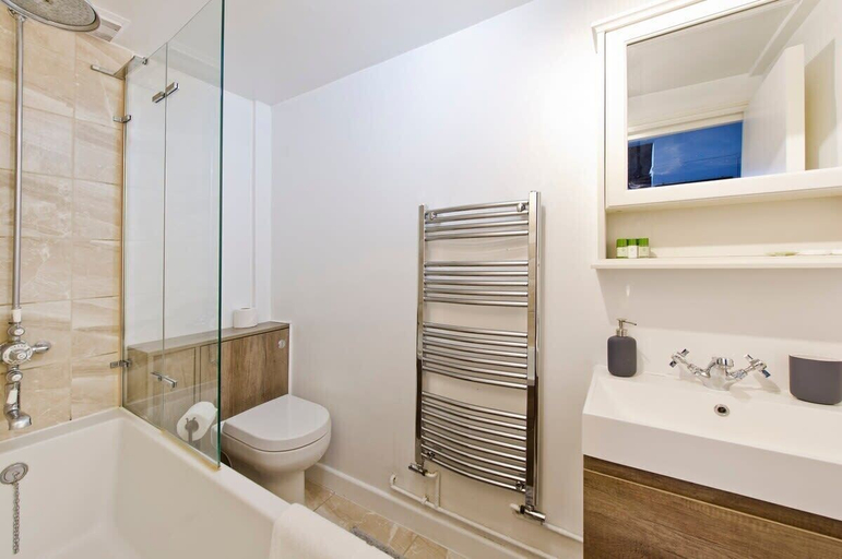 Bathroom, Charming 2-bed Apt, Pimlico, London