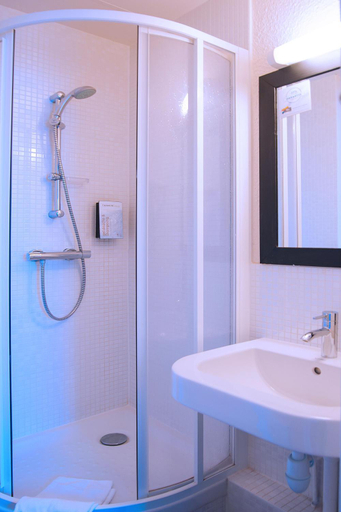 Bathroom 4, Campanile Creteil Centre, Val-de-Marne