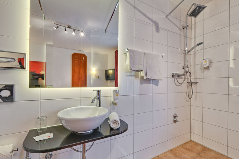 Bathroom 5, Hotel Am Friedensplatz, Stuttgart