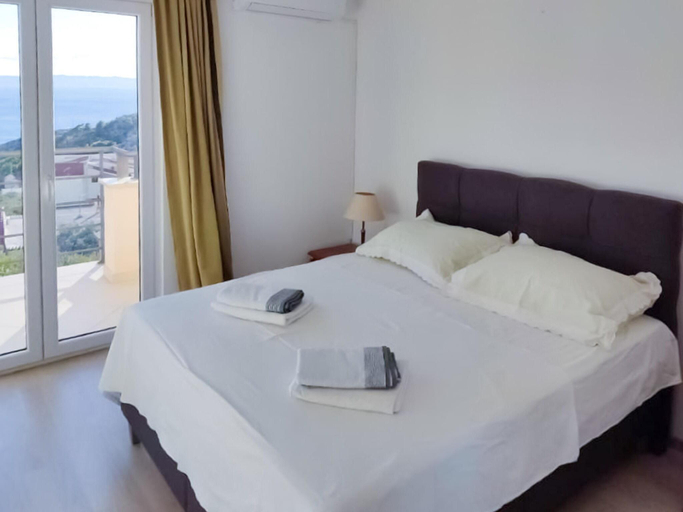 Bedroom 3, Holiday Home by the Sea with Pool, Makarska