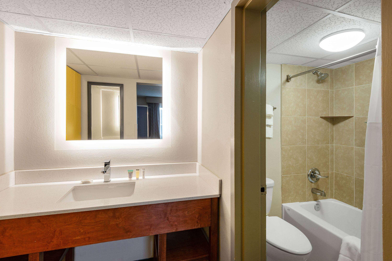 Bathroom 4, Days Inn by Wyndham Charlottesville/University, Charlottesville
